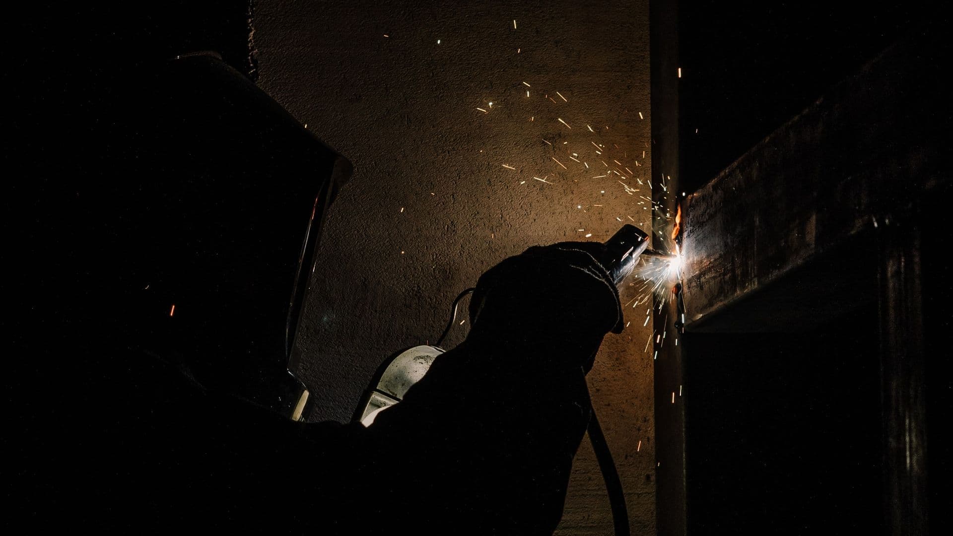 Soudeur au travail sur un chantier industriel